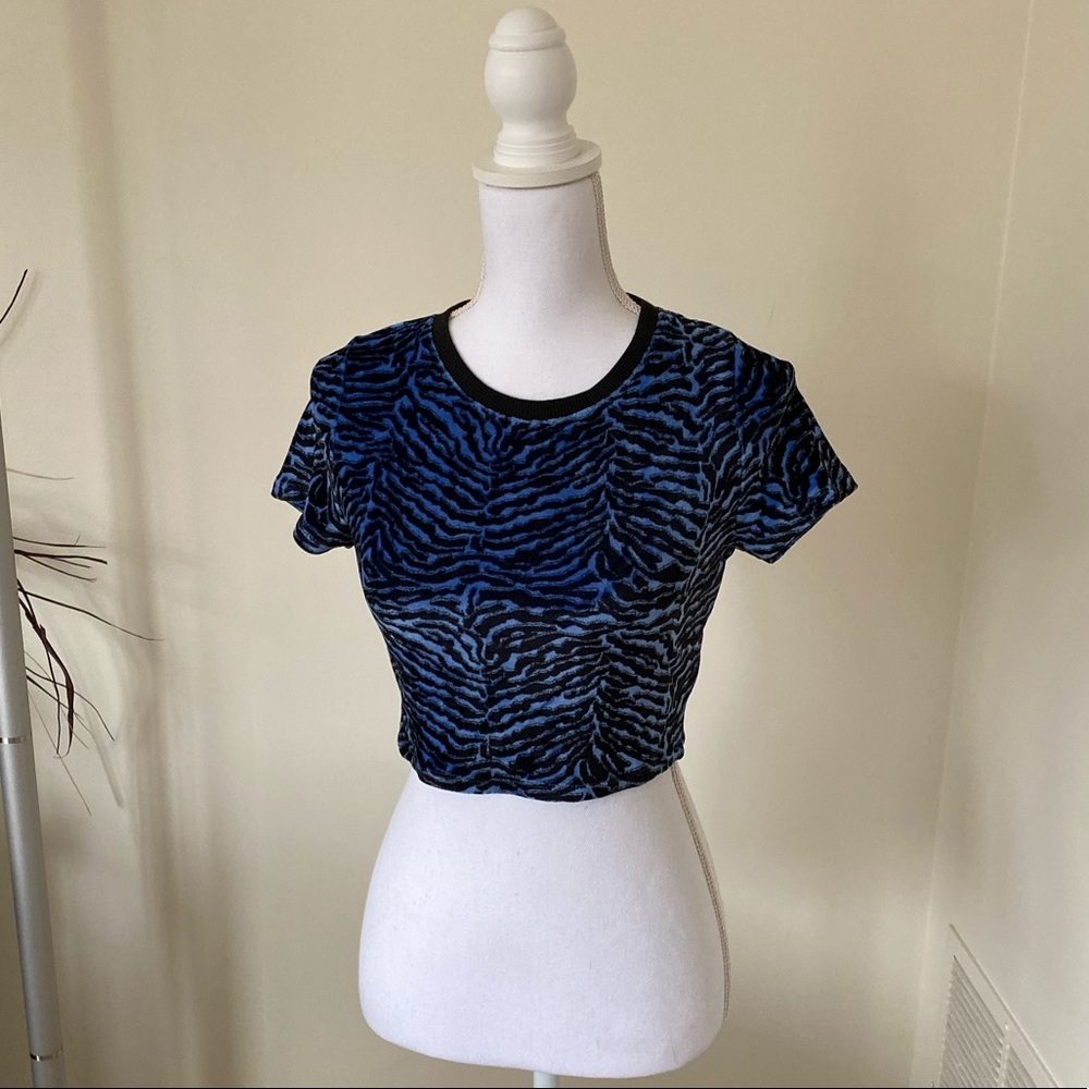 UO Kaleo Velour Short Sleeve Cropped Top - Picture 5 of 15